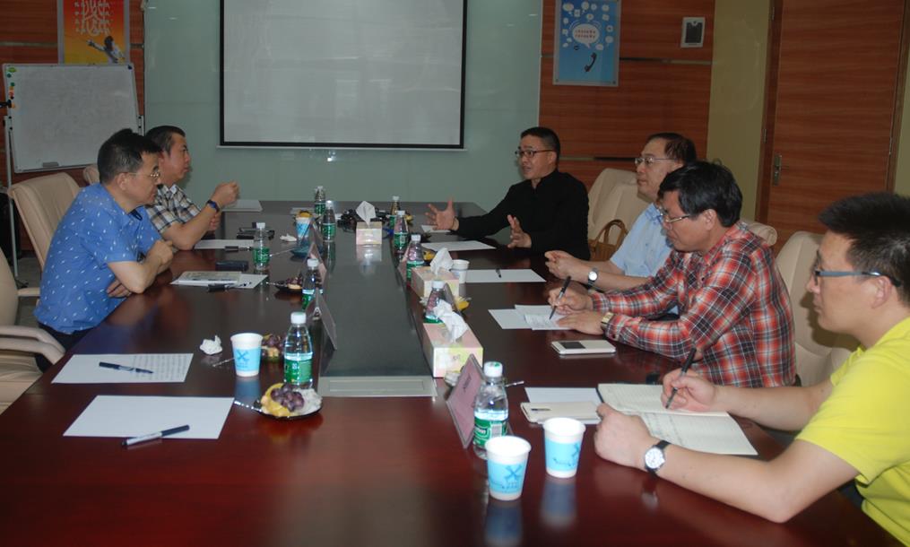 圖為：亞泰光電總經(jīng)理鄭翔與政協(xié)、科協(xié)領(lǐng)導(dǎo)座談