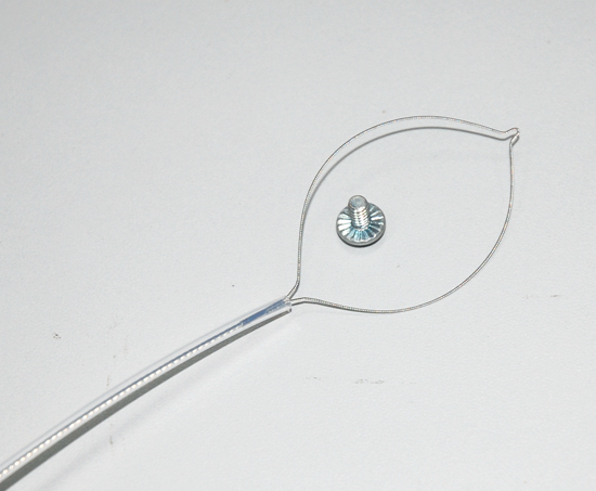 1、放大圈口，套住螺絲