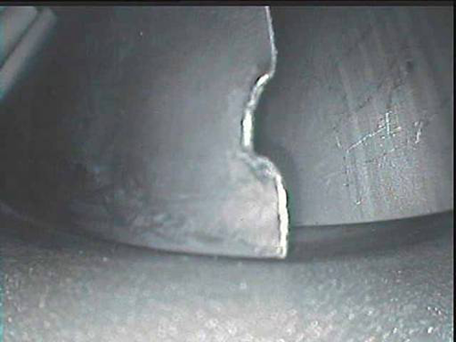 己損壞的飛機發(fā)動機葉片