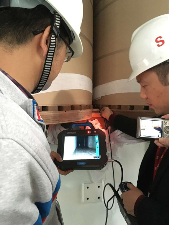 亞泰光電內(nèi)窺鏡工作人員與工廠技術(shù)人員現(xiàn)場(chǎng)溝通