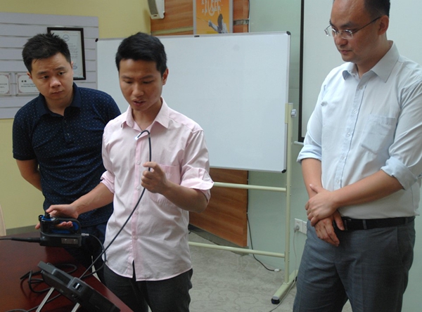 現(xiàn)場進(jìn)行工業(yè)內(nèi)窺鏡產(chǎn)品演示