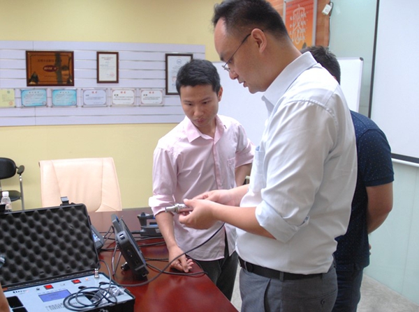 現(xiàn)場進(jìn)行快速油品分析儀演示