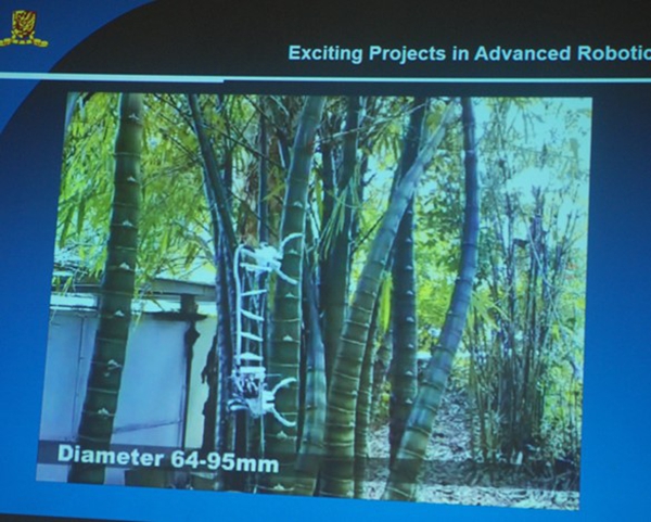 丁副院長展示爬樹機(jī)器人研究成果