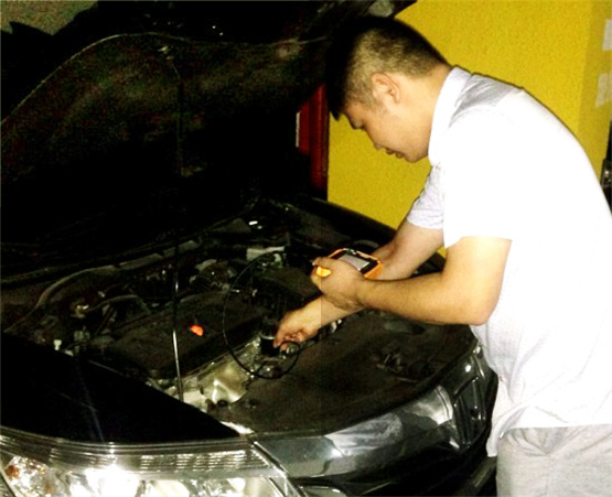 車(chē)主周先生用CIE汽車(chē)內(nèi)窺鏡給自己愛(ài)車(chē)做維護(hù)檢測(cè)