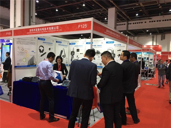 亞泰光電展臺(tái)前咨詢與參觀觀眾