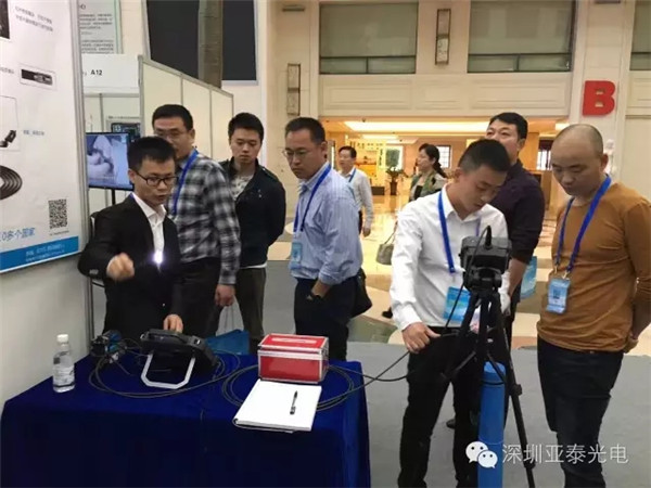 亞泰光電內(nèi)窺鏡工程師何工向客戶演示內(nèi)窺鏡產(chǎn)品