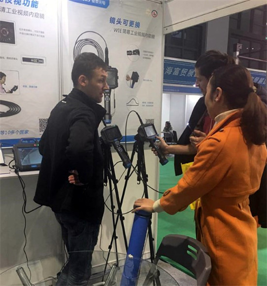 亞泰光電銷售工程師在給現(xiàn)場(chǎng)觀眾講解工業(yè)內(nèi)窺鏡、激光轉(zhuǎn)速表等產(chǎn)品情況