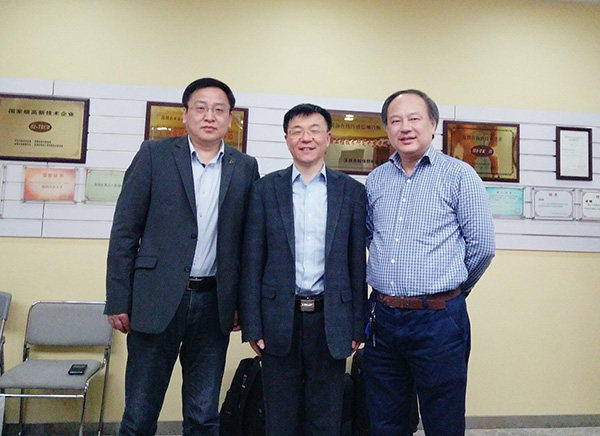 華科光電學(xué)院兩位楊副院長(zhǎng)與亞泰光電鄭總合影