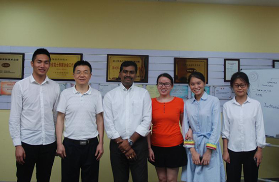 亞泰光電總經(jīng)理鄭翔（左二）、AIMIL副總經(jīng)理Subrahmanyam