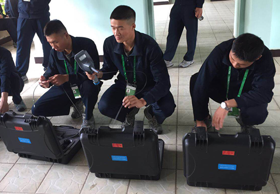 安保人員現(xiàn)場(chǎng)正在調(diào)試設(shè)備（MIE系列視頻內(nèi)窺鏡）