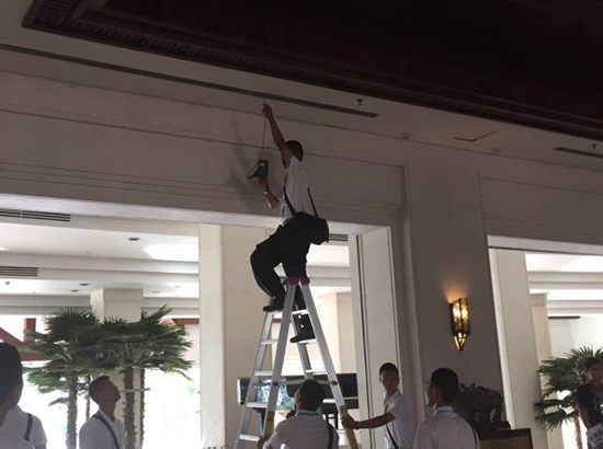 安保人員正在檢查空調(diào)通風(fēng)管道