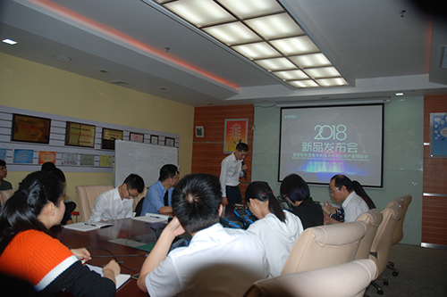 亞泰光電工業(yè)內(nèi)窺鏡研發(fā)人員就C14 C15工業(yè)內(nèi)窺鏡新品向與會(huì)人員介紹