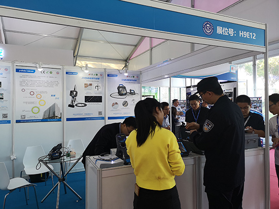 亞泰光電工業(yè)內(nèi)窺鏡銷售工程師現(xiàn)場(chǎng)向客戶講解內(nèi)窺鏡產(chǎn)品