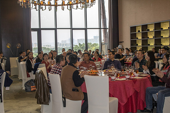 深圳隱秀山居一樓會議廳，2019年亞泰光電迎春企業(yè)年會現(xiàn)志