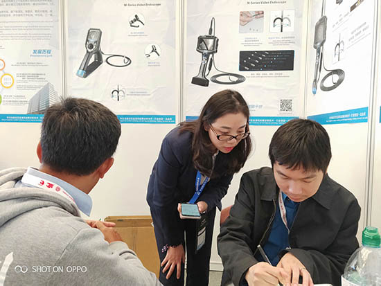 亞泰光電展臺前，公司內(nèi)窺鏡工程師與客戶親密交談為