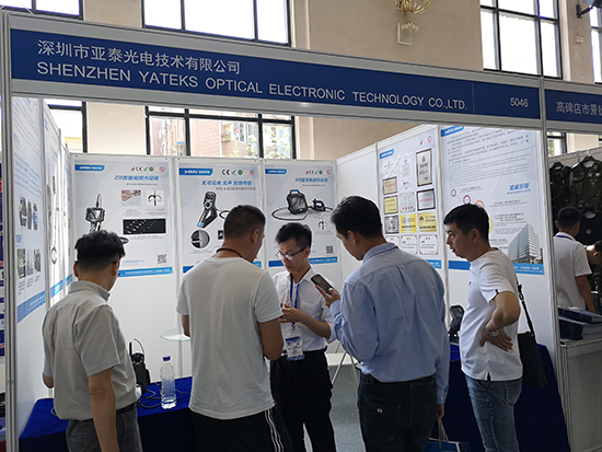 亞泰光電展臺前內窺鏡工程師與現(xiàn)場觀眾咨詢交流