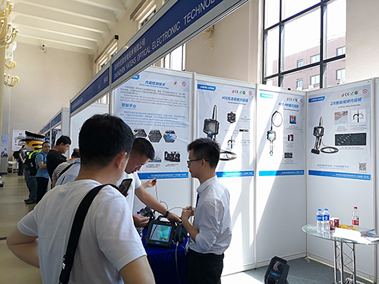 公司內窺鏡銷售工程師向客戶現(xiàn)場講解亞泰光電內窺鏡各項產(chǎn)品技術性能