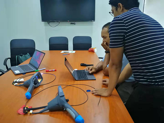 經(jīng)銷商與客戶維修主管一起將現(xiàn)場(chǎng)拍到的圖片和視頻轉(zhuǎn)存至電腦，看圖片質(zhì)量效果。