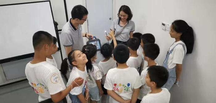 小朋友們走進(jìn)亞泰，現(xiàn)場參觀，感受內(nèi)窺鏡之奧秘