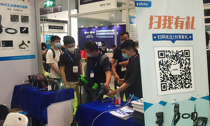 深圳工業(yè)內(nèi)窺鏡展展會現(xiàn)場亞泰光電展臺前現(xiàn)場觀眾試用亞泰光電內(nèi)窺鏡產(chǎn)品性能、特點