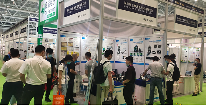 亞泰光電展臺前工作人員與現(xiàn)場觀眾交流、溝通并提供現(xiàn)場咨詢解答