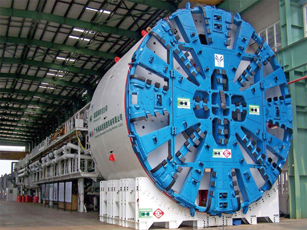 盾構(gòu)機(jī)的了解：盾構(gòu)機(jī)是個(gè)高度集成、復(fù)雜的系統(tǒng)，也稱挖掘機(jī)