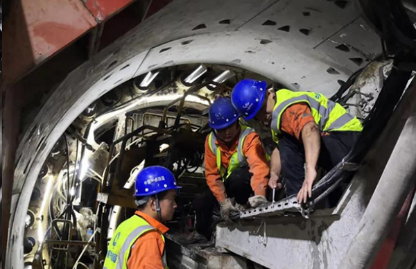 工程人員現(xiàn)場(chǎng)安裝、調(diào)試設(shè)備