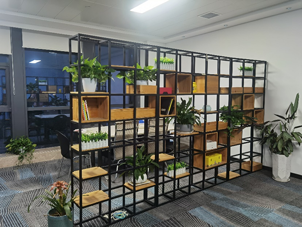 亞泰光電內(nèi)窺鏡在該機械設(shè)備公司演示、交流，圖為該客戶辦公現(xiàn)場